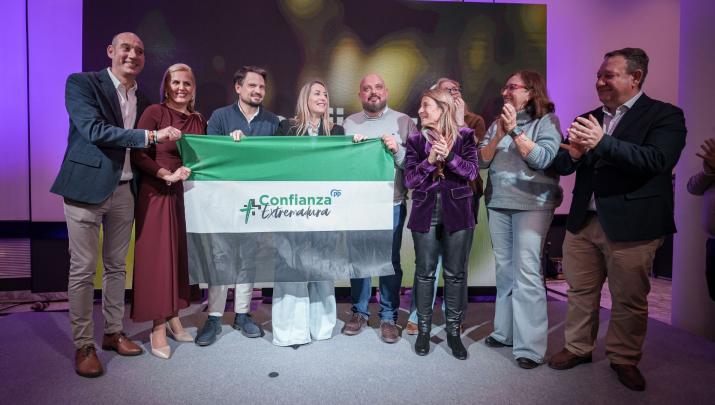 La candidata del Partido Popular a la Junta de Extremadura, María Guardiola, durante el seguimiento de la noche electoral en la sede autonómica del PP, a 21 de diciembre de 2025, en Mérida