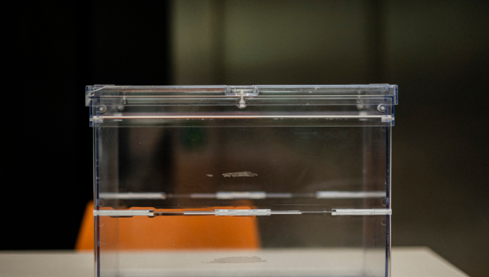 Los electores residentes en la región y en el extranjero elegirán 65 diputados que marcarán el futuro político de la comunidad.