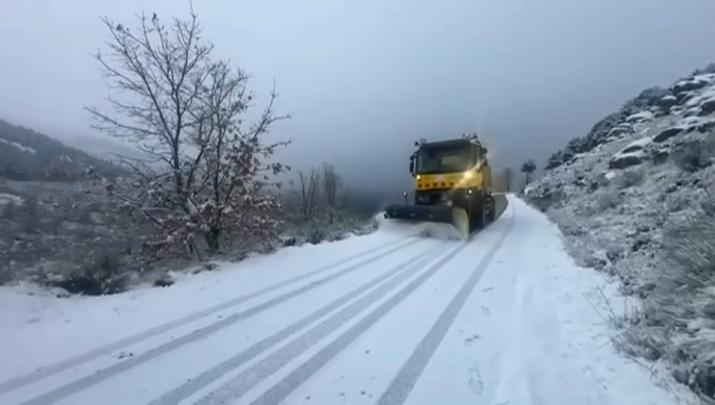 Máquina quitanieves trabajando para retirar la nieve acumulada