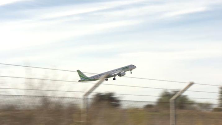 Avión despegando del aeropuerto de Badajoz
