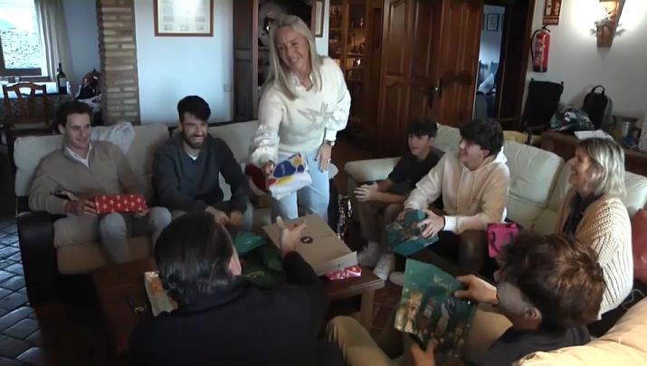 Familia celebrando la Navidad y entregándose regados