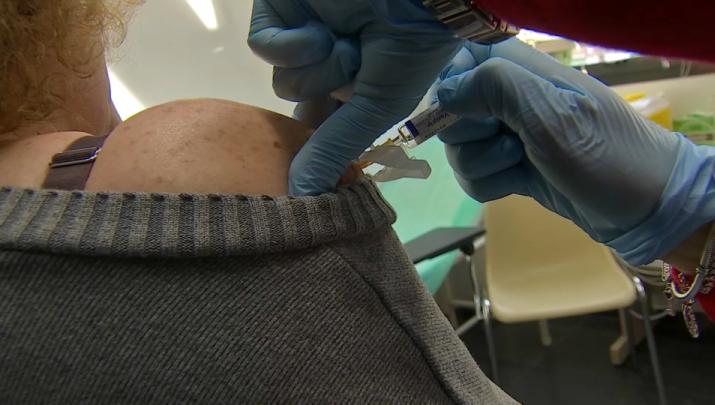 Una mujer recibe la vacuna de la gripe - Imagen de archivo