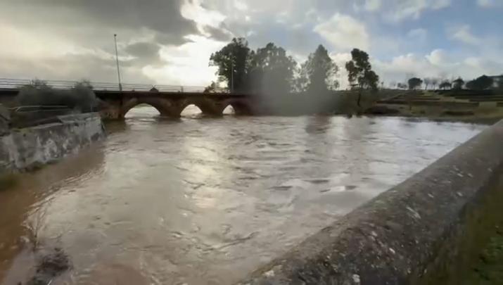 Puente Viejo de Alconchel durante las lluvias de la Borrasca Leonardo