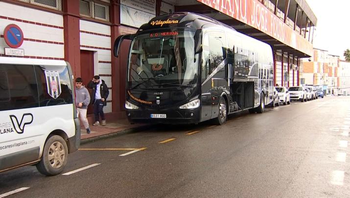 El autobús del Mérida parte hacia Ourense para disputar el siguiente partido de liga