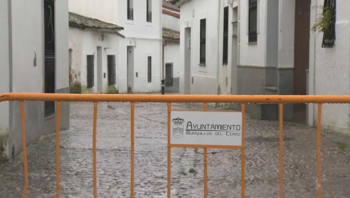 Calle cortada en Burguillos del Cerro