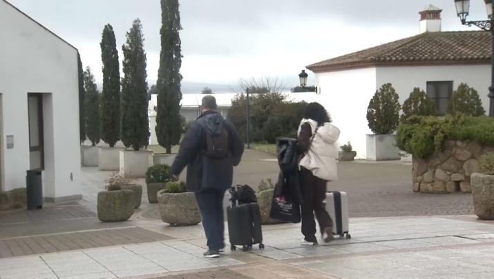 Turistas con maleta en un alojamiento rural de la región