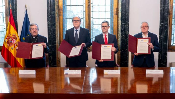 El presidente de la Conferencia Episcopal Española (CEE), Luis Argüello; el Defensor del Pueblo, Ángel Gabilondo; el ministro de la Presidencia, Justicia y Relaciones con las Cortes, Félix Bolaños, y el presidente de la Conferencia Española de Religiosos (CONFER), Jesús Díaz Sariego