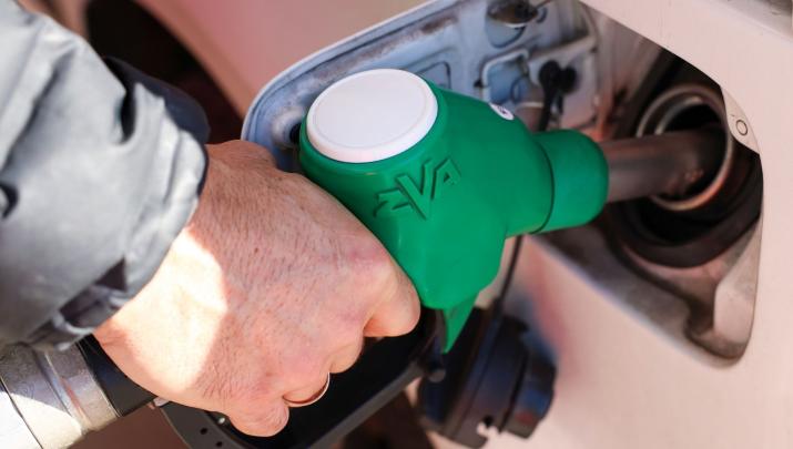 Una persona reposta en una gasolinera, a 26 de diciembre de 2024