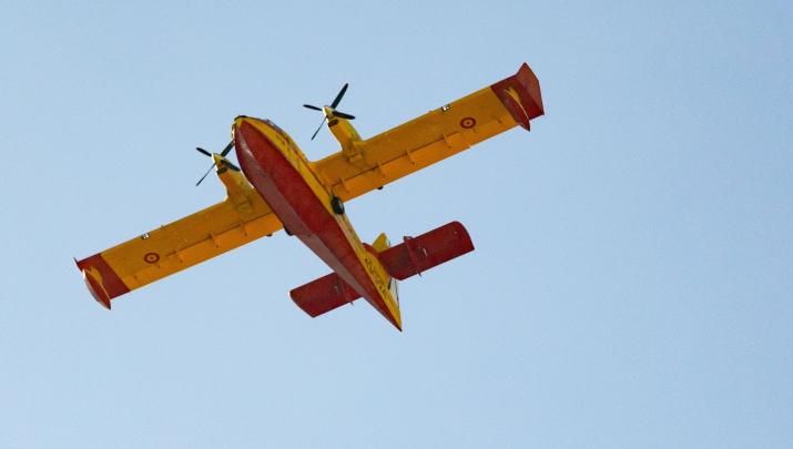 Un avión anfibio apaga fuego del Ejército de Aire en una imagen de archivo