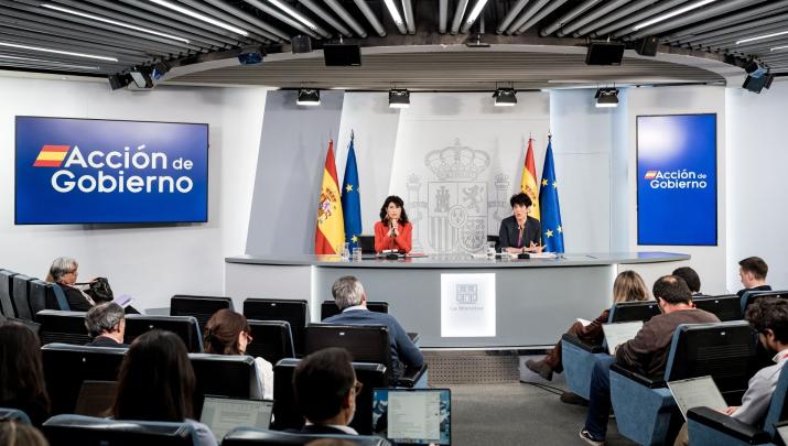 La ministra de Igualdad, Ana Redondo, y la ministra de Inclusión, Seguridad Social y Migraciones de España, Elma Saiz