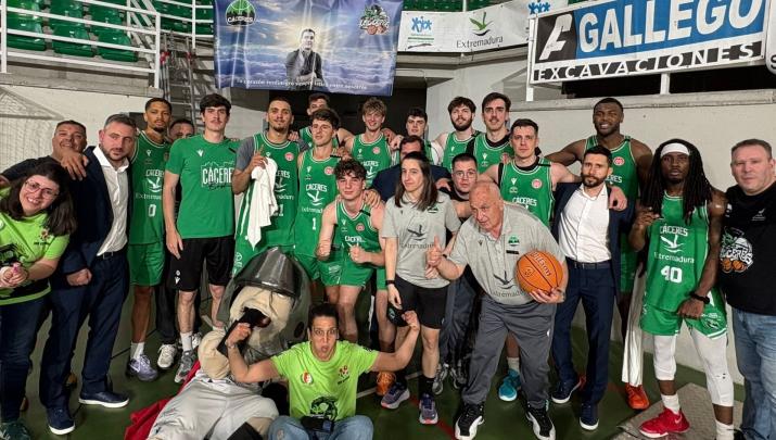 Celebración del equipo tras conseguir la victoria