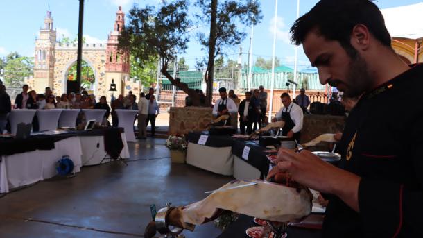 Ángel Gómez Casas, de Barcarrota, gana el XVII Concurso Nacional de Cortadores de Jerez de los Caballeros