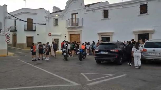 Padres y madres se organizan en Villalba de los Barros para llevar a sus hijos al colegio