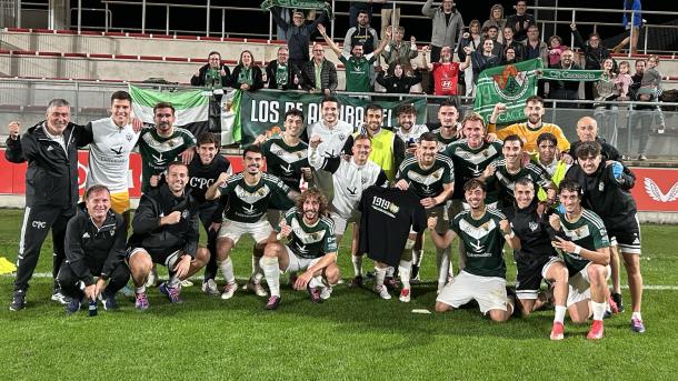 Los verdiblancos celebrando su primera victoria a domicilio