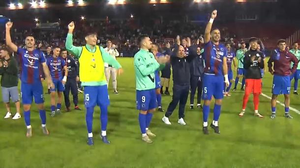 Los futbolistas del Extremadura celebrando el triunfo
