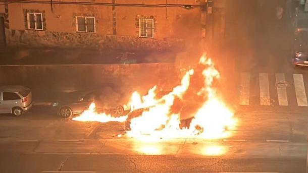 Vehículos ardiendo en la Avenida Juan Sebastián Elcano, Badajoz