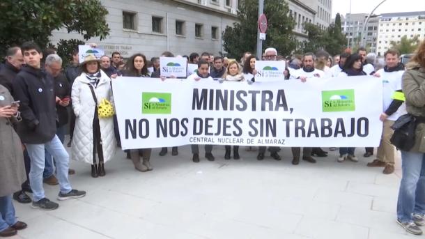 Protesta de varios colectivos, ante las puertas del Ministerio, para reclamar la continuidad de Almaraz
