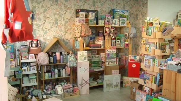 Interior de la tienda Juega con Casiopea, en Mérida