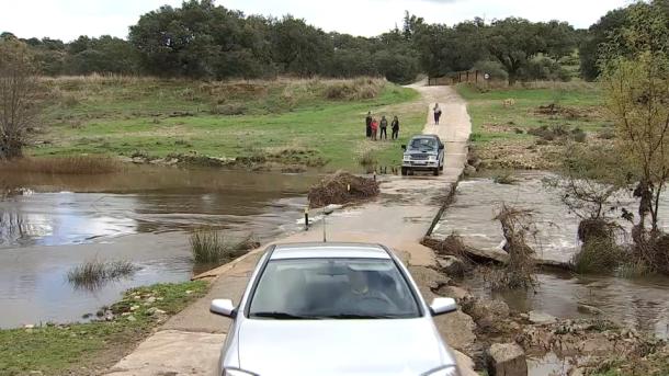 Vehículos cruzando el paso a la finca Cuartos del Baño en Cáceres