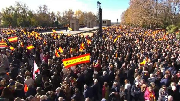 Miles de españoles se reúnen en la concentración junto al Templo de Debod, en Madrid.