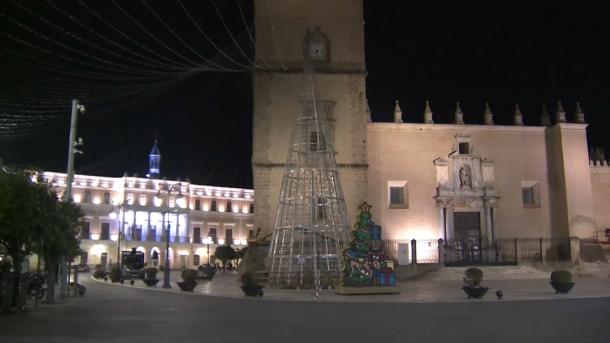 Árbol navideño instalado en la Plaza de España de Badajoz, preparado para el encendido de la Navidad