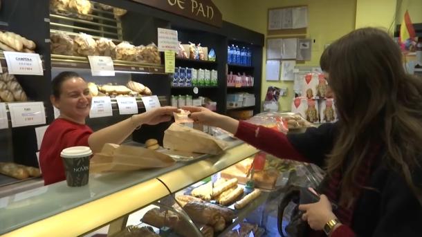 Mujer pagando en efectivo