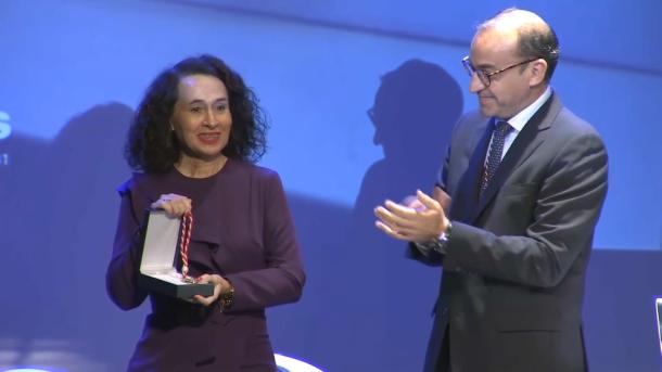 María Felix Tena recibe la Medalla de Cáceres