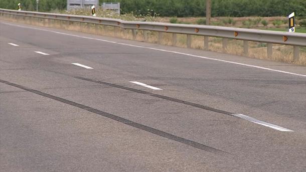 Marca de las ruedas de un vehículo en una carretera - Imagen de archivo