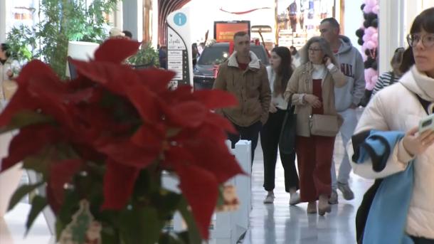 Ayudantes realizando compras de última hora para ayudar a Papá Noel de cara a la noche de Navidad