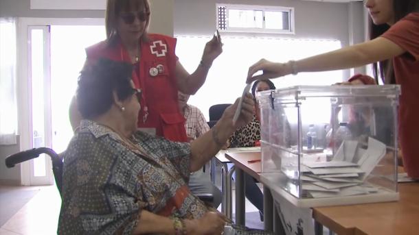 Dispositivo especial de traslados de Cruz Roja durante las elecciones - Imagen de archivo