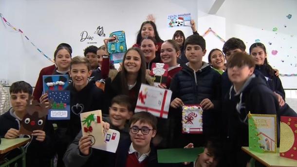 Alumnos de Guareña posan con sus tarjetas personalizadas, que se las han entregado unos a otros