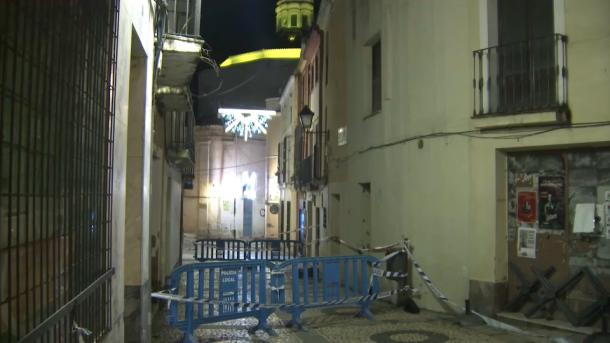 Calle Moreno Zancudo, de Badajoz, cortada tras el derrumbe de parte de la cornisa de un edificio vacío