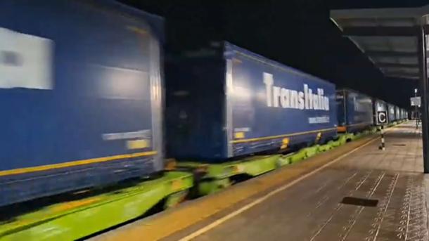 Imagen del primer tren cargado de semirremolques de camiones en circular por la autopista ferroviaria Valencia-Entroncamento