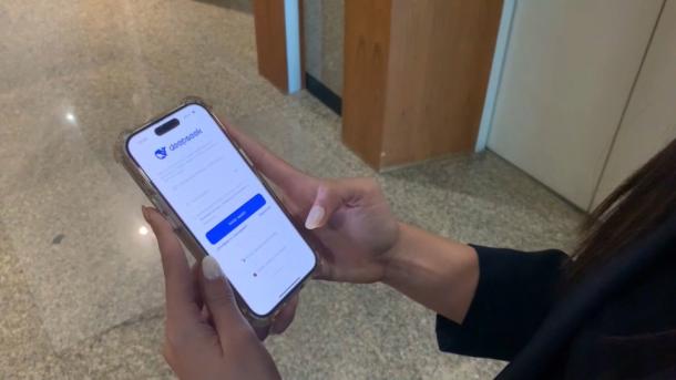 Una persona utilizando un dispositivo móvil para acceder a una herramienta de inteligencia artificial