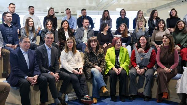El presidente del Gobierno, Pedro Sánchez, acompañado por el ministro de Agricultura, Luis Planas, durante el acto de presentación de las medidas para facilitar el acceso a la actividad agraria, en el iHub La Vega Innova, a 14 de enero de 2026