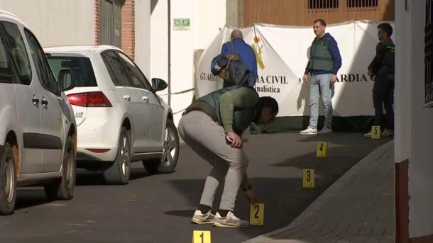 La Unidad Central Operativa de la Guardia Civil realiza pruebas periciales en la calle en la que desapareció Francisca Cadenas, en Hornachos, en febrero de 2025