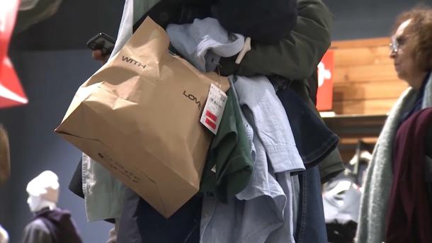 Persona con bolsas tras realizar unas compras