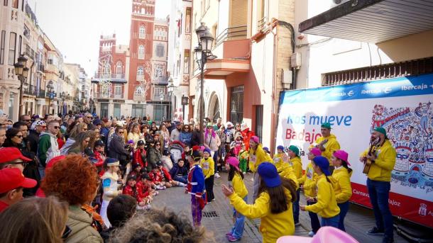 La Plaza de la Soledad de Badajoz llena de gente disfrutando del carnaval