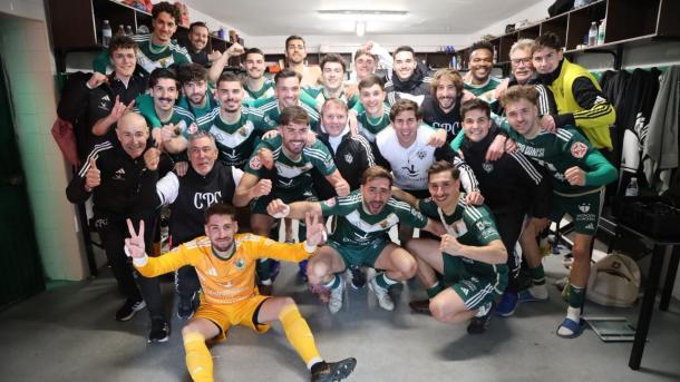 El Cacereño celebra la victoria lograda en casa ante el Pontevedra
