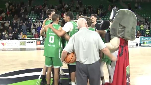 El Cáceres Patrimonio celebra la victoria conseguida ante el Jaén