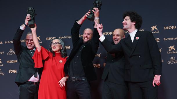 El director Alberto Vázquez Rico (c) posa tras recibir el Goya a Mejor Película de Animación por 'Decorado', en la 40º edición de los Premios Goya