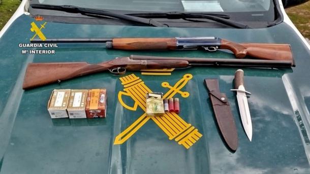 Armas y objetos intervenidos por la Guardia Civil durante la operación