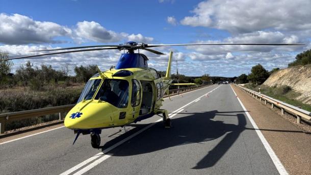 Helicóptero en la carretera en la que se ha producido el accidente