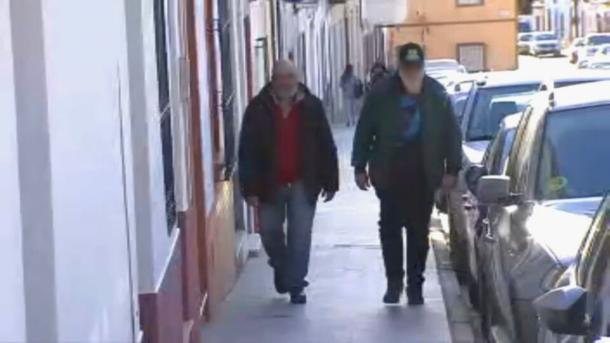 Los dos hermanos investigados por la desaparición de Francisca Cadena regresan a su domicilio tras un receso durante los registros efectuados este miércoles 11 de marzo