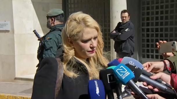 Verónica Guerrero, abogada de la familia de Francisca Cadenas, atiende a los medios antes de entrar en el Juzgado de Villafranca de los Barros