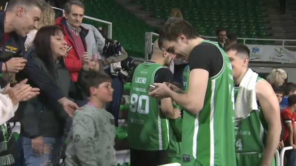 Jugadores del Cáceres con la afición tras la victoria ante Gijón