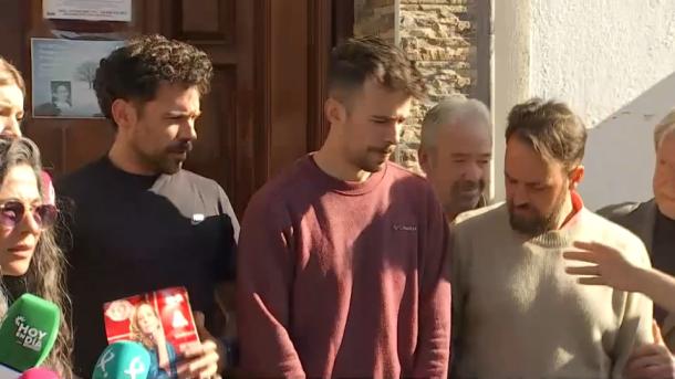 La familia de Francisca Cadenas atiende a los medios de comunicación