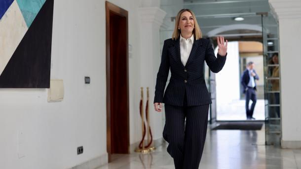 María Guardiola en el interior de la Asamblea de Extremadura