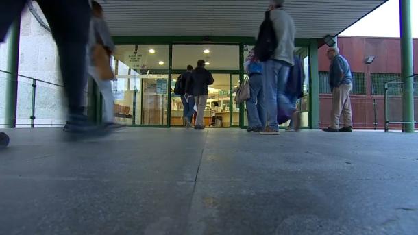 Extremeños acceden a un centro de salud de la región en una imagen de archivo