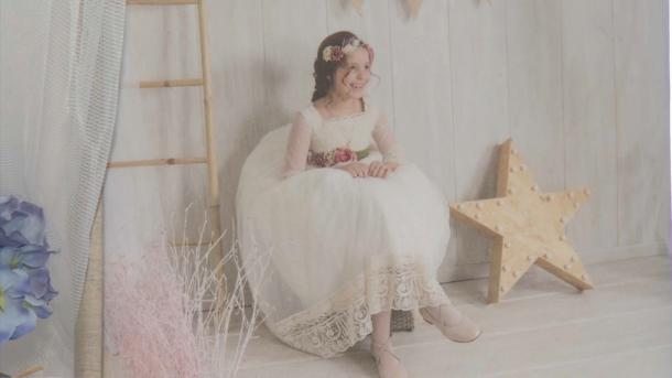Una menor posa con su vestido de Primera Comunión en una imagen de archivo